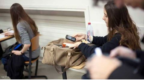 فرنسا تحظر استخدام الهواتف الذكية في المدارس من العام الدراسي القادم