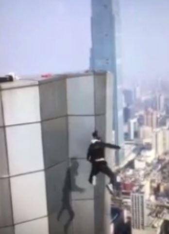 بالفيديو.. ”وفاة مغامر صينى أثناء التقاط صورة من الطابق الـ62