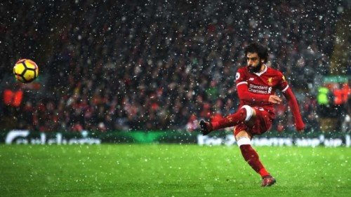 النجم المصري محمد صلاح يأمل الكرة الذهبية