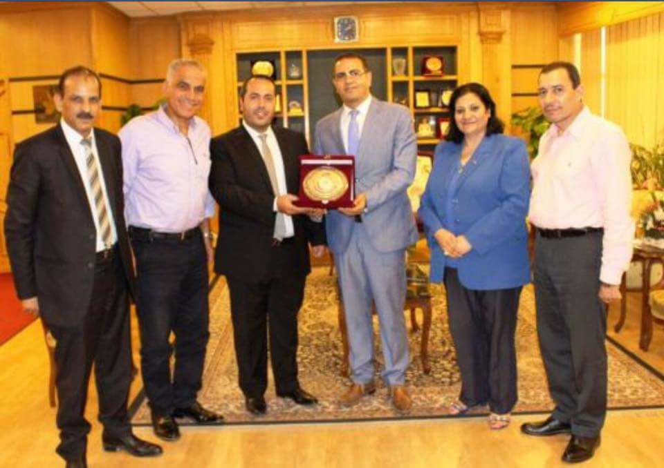 رئيس جامعة المنصورة يمنح المهندس حسام السلاب رئيس مجلس إدارة سيراميكا رويال درع التميز