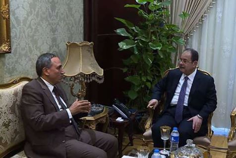وزير الداخلية يلتقى نقيب الصحفيين لمناقشة سبل التعاون المشترك