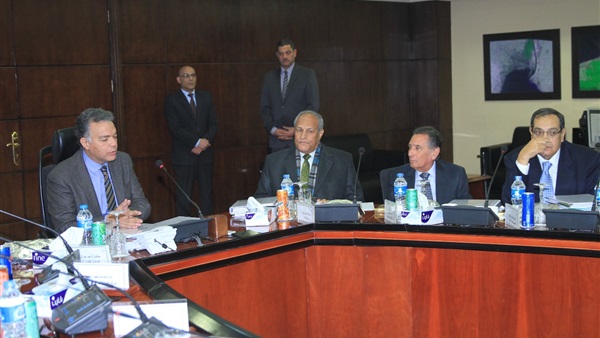 وزير النقل يترأس اجتماع مجلس إدارة الشركة القابضة لمشروعات الطرق والكبارى والنقل البرى