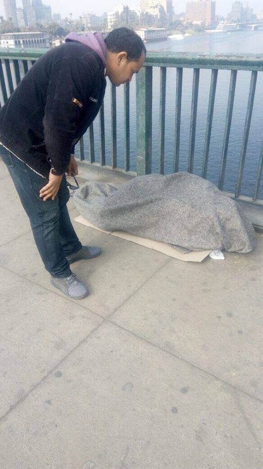 بالصور| التضامن ”التدخل السريع” ينقذ مشردا يفترش رصيفا أعلى كوبرى أكتوبر