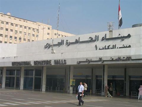 مصادر أمنية بمطار القاهرة وحقيقة القبض على علاء الأسواني