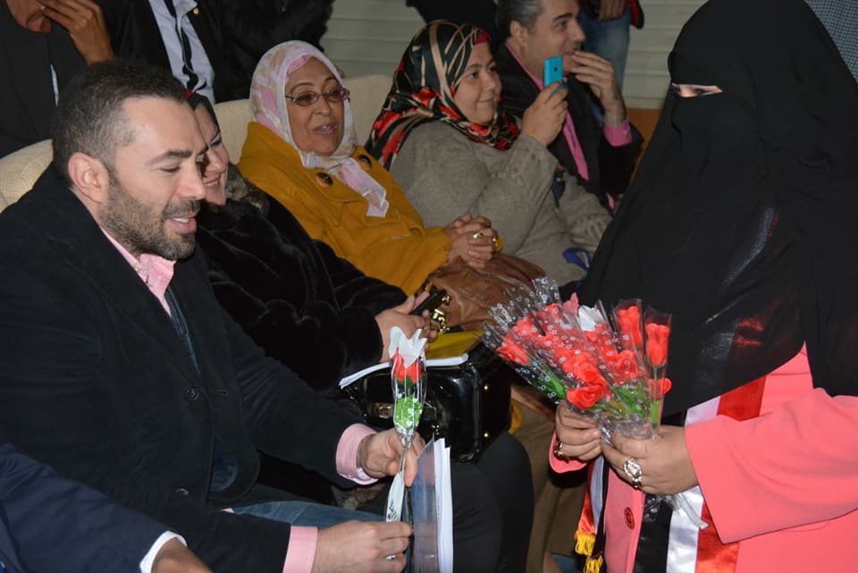 ناريمان حسن تستقبل ضيوف الملتقى الأول للمشروع الوطني علمني اقرأ واكتب وافهم بالزهور واعلام مصر