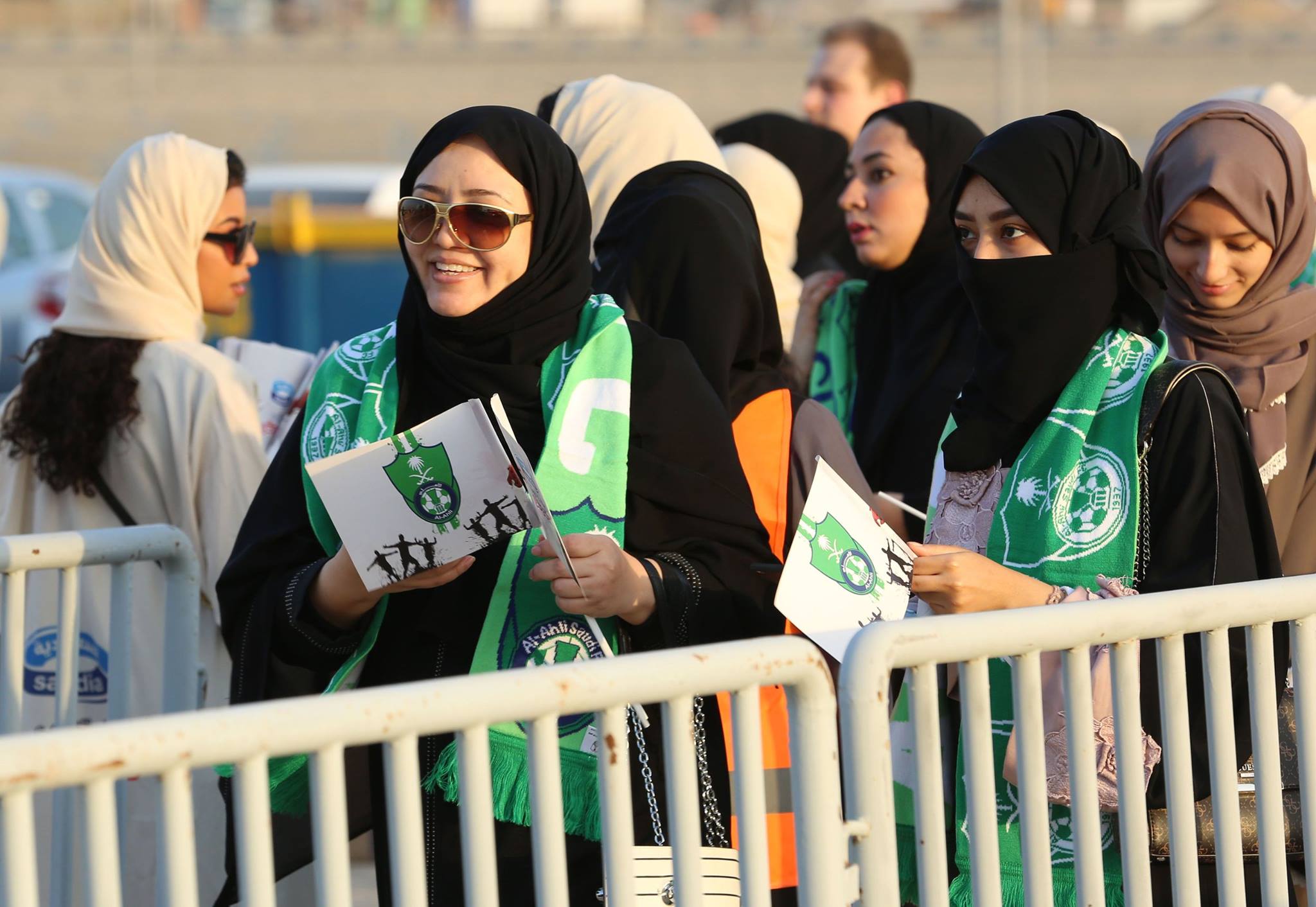 بالصور | مشجعات يحضرن مباريات كرة قدم للمرة الاولى في السعودية