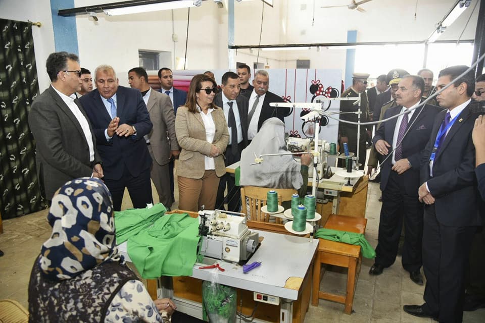 غادة والي تزور مصنعا للملابس الجاهزة والمنسوجات بالوادي الجديد
