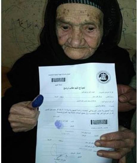 سيدة عمرها 100 عام تحرر توكيلًا للسيسي وتتبرع بـ30 ألف جنيه لـ”تحيا مصر”