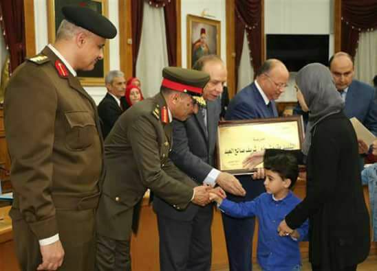 اللواء عاطف عبدالحميد محافظ القاهرة يكرم اسر شهداء الوطن