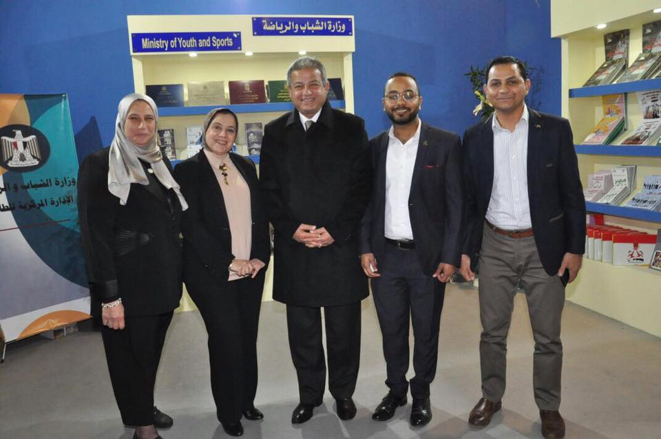 خالد عبد العزيز في جولة داخل جناح وزارة الشباب بمعرض القاهرة الدولى للكتاب