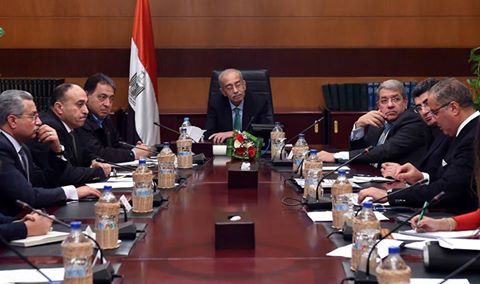 شريف اسماعيل يتابع الموقف التنفيذى لقانون التأمين الصحي الجديد.