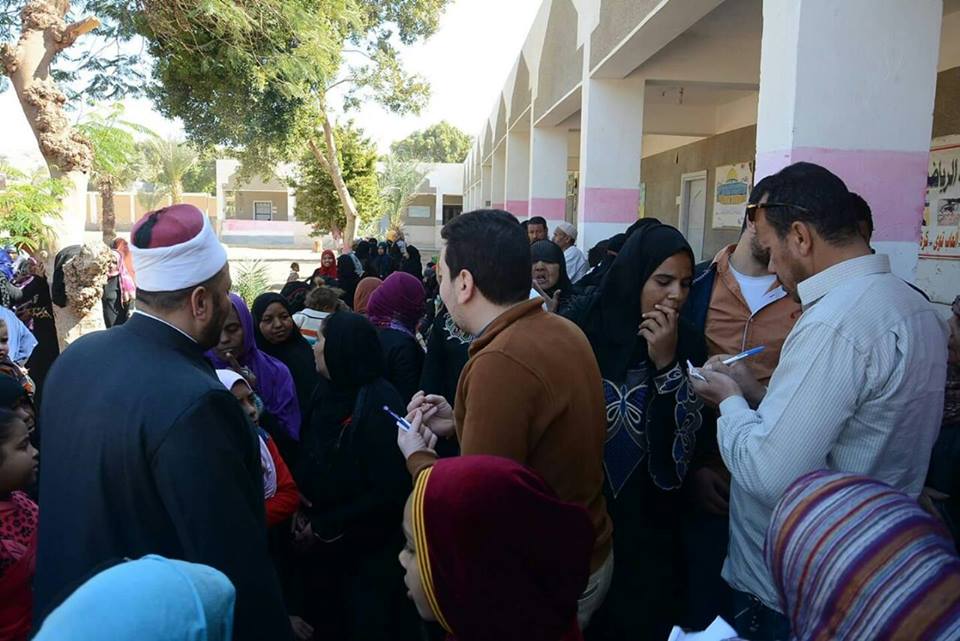 قافلة خريجى الأزهر توزع مساعدات على 4 آلاف أسرة بأسوان