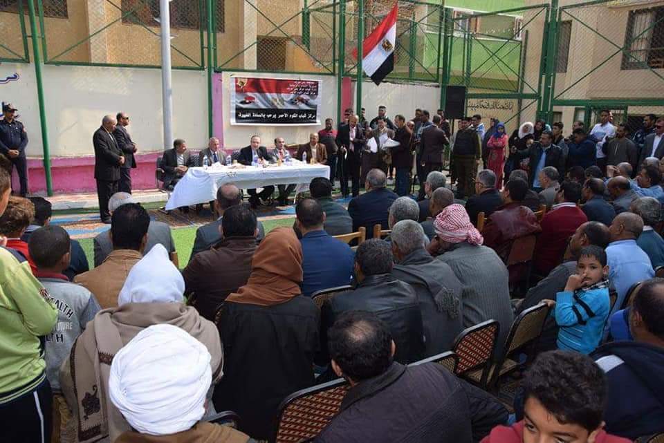بالصور ...محافظ بني سويف يزور قرية  الكوم الأحمر  ويحث الشباب على المساهمة في تحويل قريتهم لنموذجية