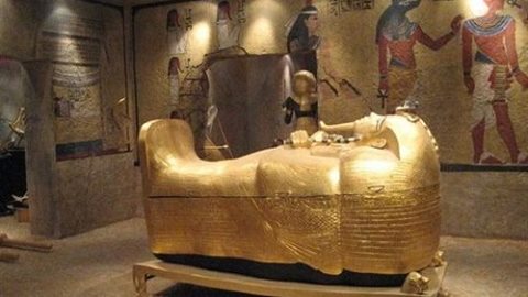 البدء في إجراء أعمال المسح الراداري الثالث على مقبرة الملك توت عنخ آمون