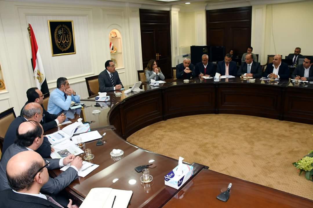 وزير الإسكان يعقد اجتماعين مع استشارى الممشى السياحى بالعلمين الجديدة ومسئولى شركات المقاولات لدفع العمل