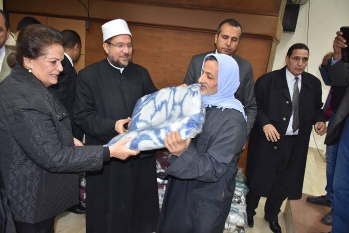 وزير الأوقاف يهدي محافظة البحيرة 1000 بطانية 