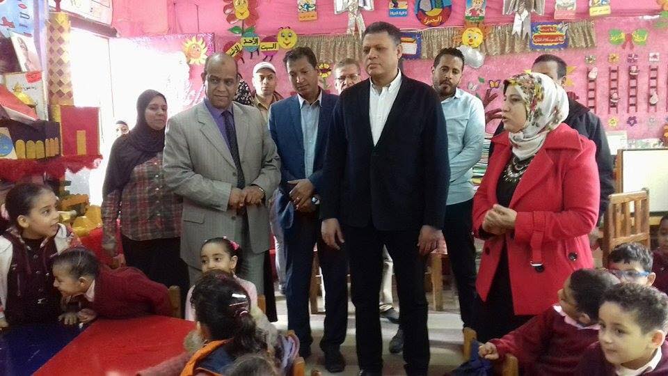رئيس مدينة كفر الدوار يمر علي المدارس بالمدينة 