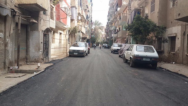 رئيس مدينة القناطر يتابع أعمال تركيب الإنترلوك والرصف