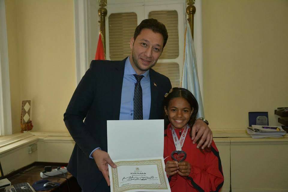 التعليم تكرم الفائزة بماراثون مؤسسة مجدى يعقوب بأسوان