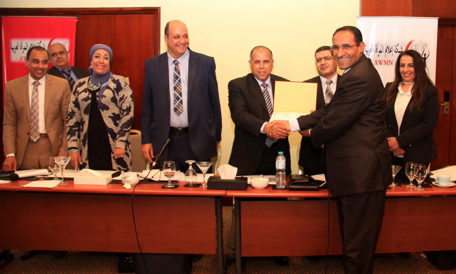 بالصور شبكة اعلام المرأه العربية تكرم الدكتور حمداوى بكرى 