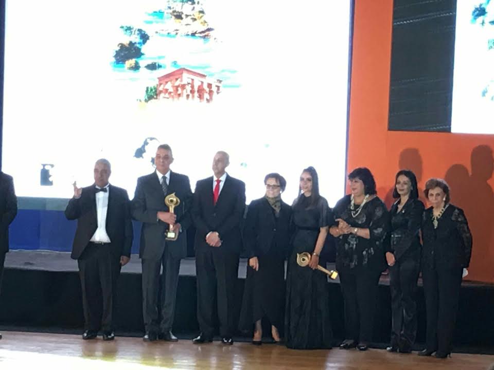 محافظ أسوان يهدى المناضلة جميلة بوحيرد درع المحافظة بمهرجان أفلام المرأة