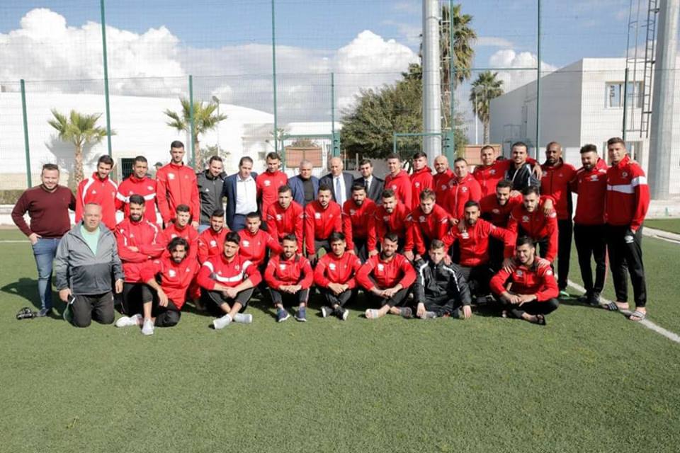 اللواء رجوب يلتقي بالمنتخب الفلسطيني في الجزائر