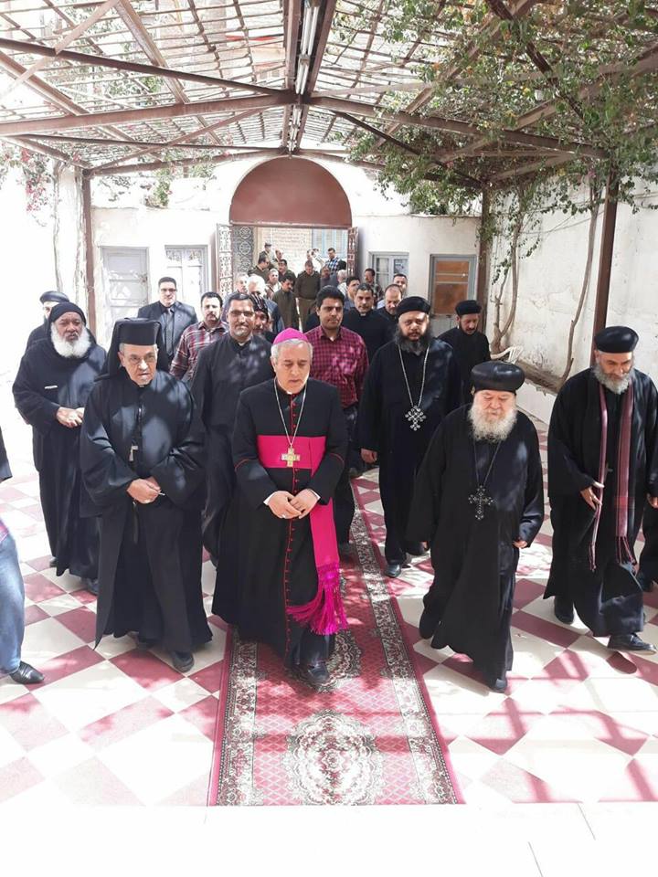 سفير الفاتيكان يزور مطرانية طما للتعزيه