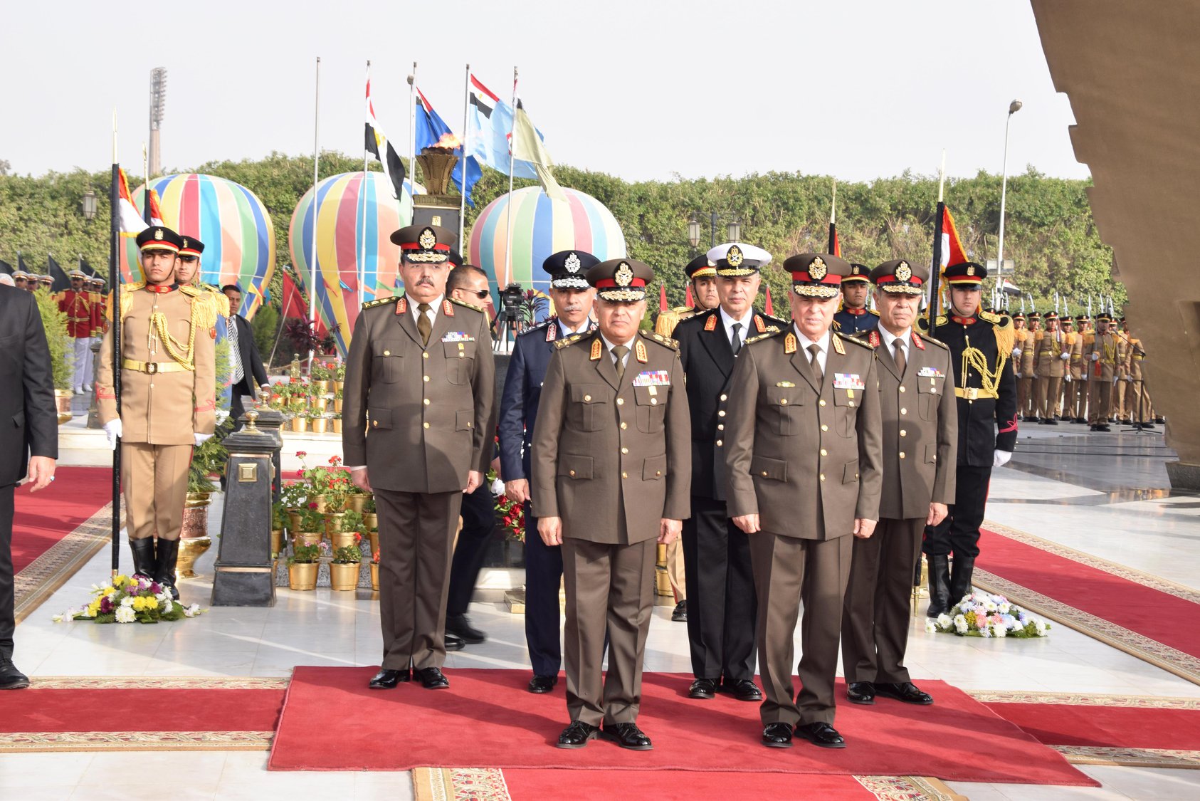 وزير الدفاع يضع إكليل الزهور على النصب التذكارى لشهداء القوات المسلحة في يوم الشهيد