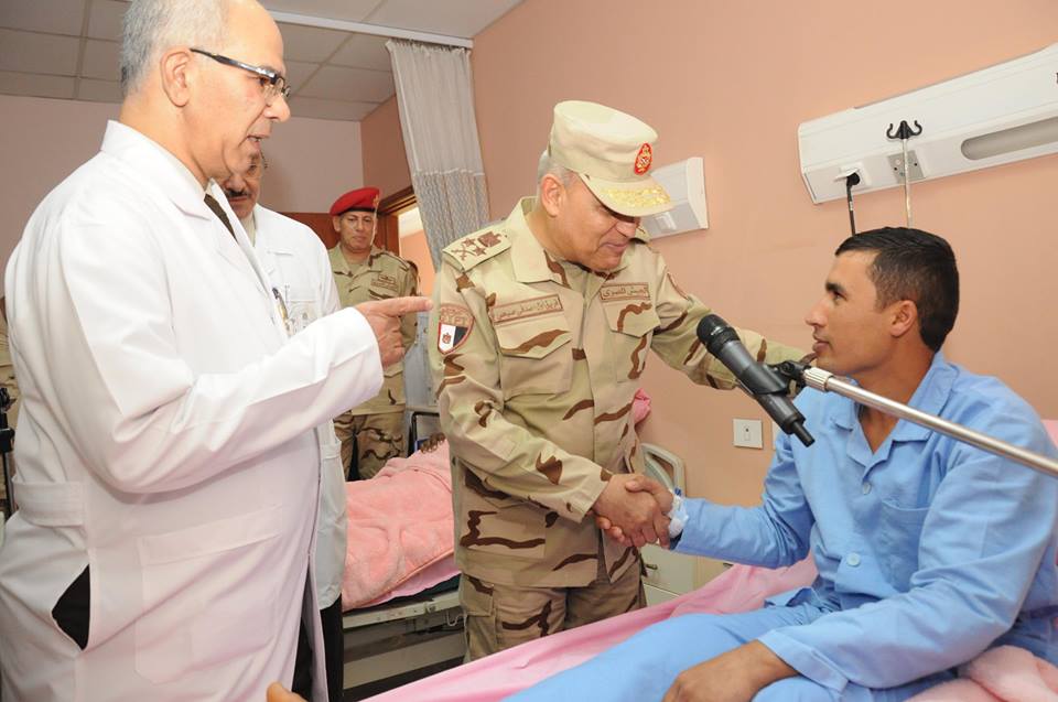  صدقى صبحى يزور عدد من المصابين من أبطال القوات المسلحة بالمستشفيات العسكرية 
