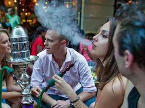 رجال يرقصون ونساء تصفق