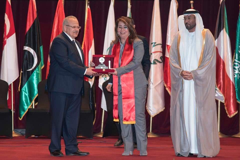 المھرجان الدولي للأم المثالیة یكرم والي بمسرح جامعة القاھرة