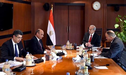 شريف اسماعيل يجتمع وزيرا التموين وشئون مجلس النواب