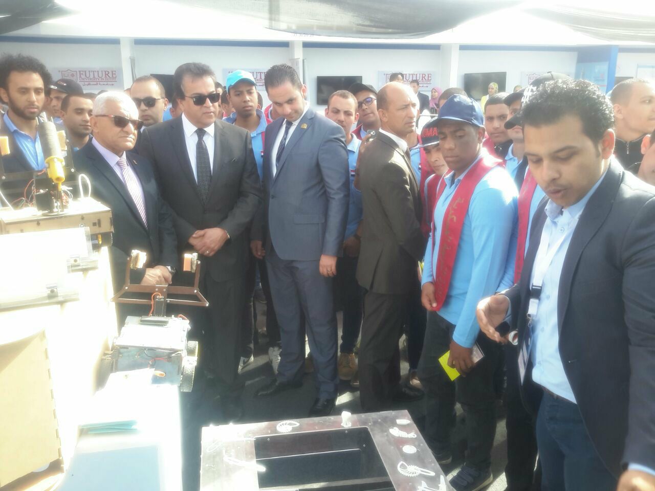 وزير التعليم العالى يتجول في معرض الابتكارات والمشروعات