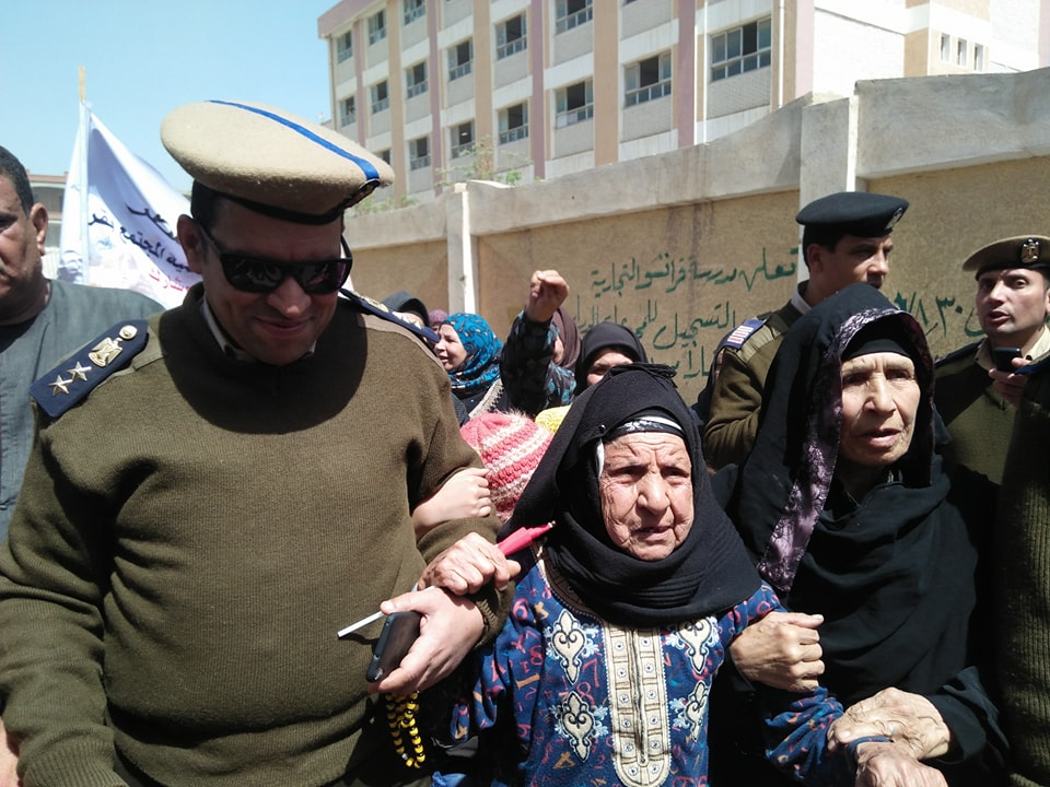 بدأ فعاليات اليوم الاول للانتخابات الرئاسيه وسط حشد كبير من المواطنين امام لجان الانتخاب ببسيون بالغربية