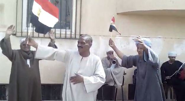 الفرح والسعادة نطغى على الشوارع المصرية في اليوم الأول من الانتخابات