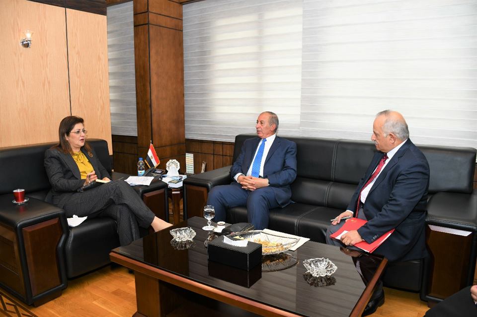 وزيرة التخطيط تبحث مع محافظ البحر الأحمر البدء في تطوير وميكنة مراكز خدمات المواطنين