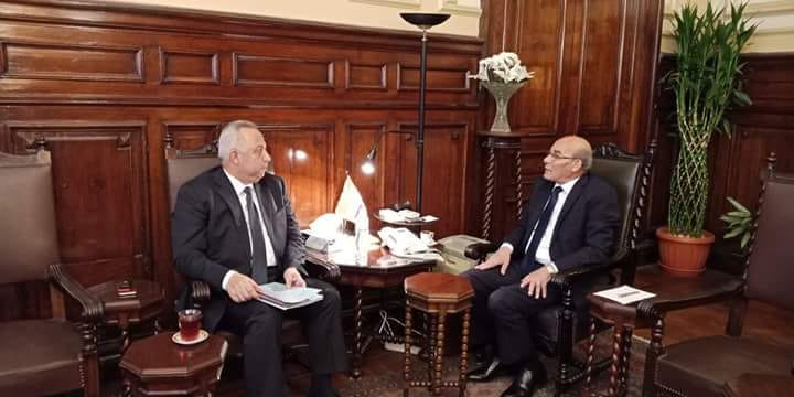 وزير الزراعة يبحث مع محافظ الشرقية سبل التيسير على مزارعي المحافظة خلال موسم توريد القمح