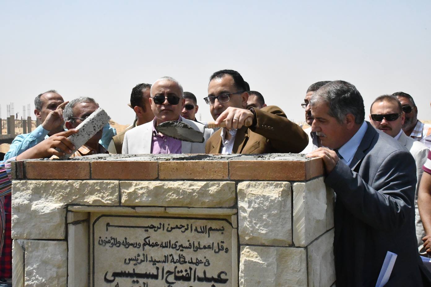 وزير الإسكان يضع حجر أساس سوق الجملة بمدينة السادات على مساحة 80 فدانا