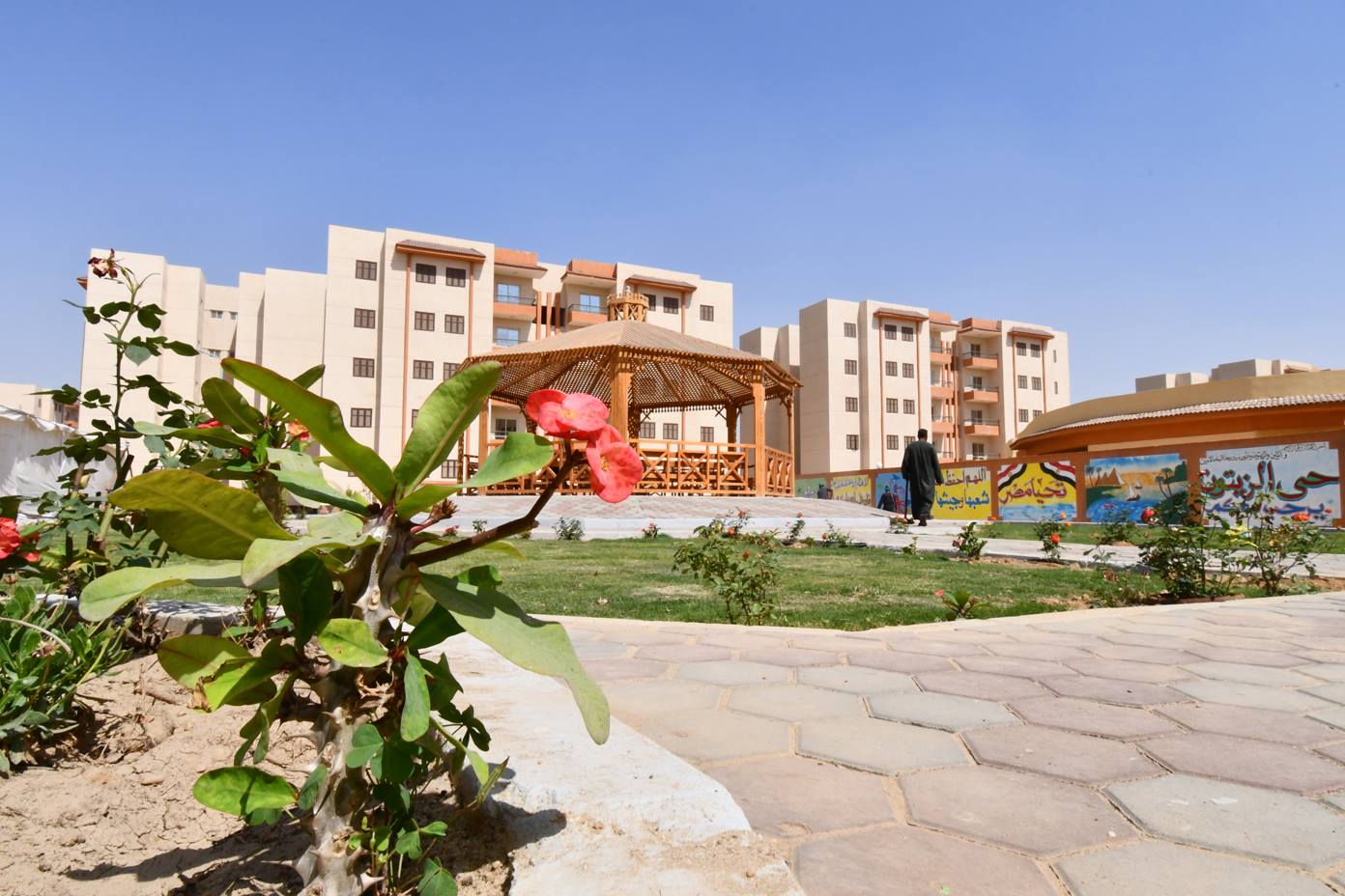 وزير الإسكان يسلم عقود 5 آلاف وحدة إسكان اجتماعى بمدينة السادات