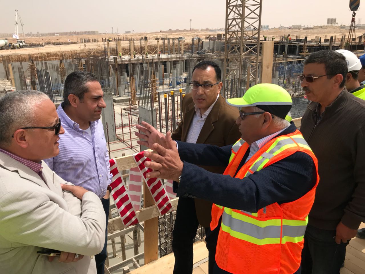 وزير الإسكان يتفقد مشروعات المرافق والمنطقة الترفيهية والأبراج وكورنيش العلمين الجديدة