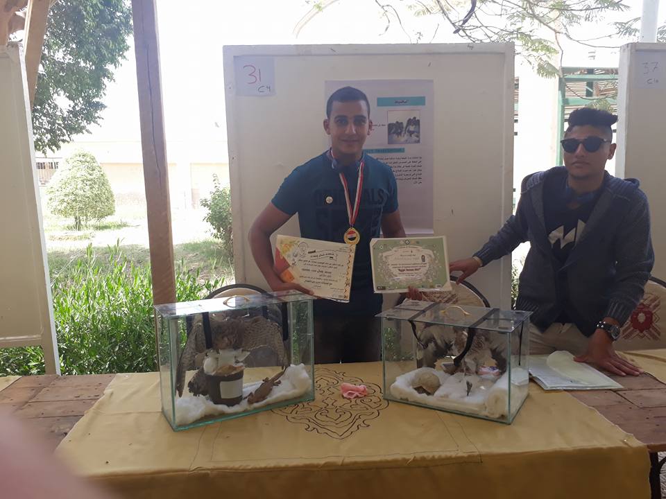 طالب ثانوي يعلم الفراعنة اصول التحنيط