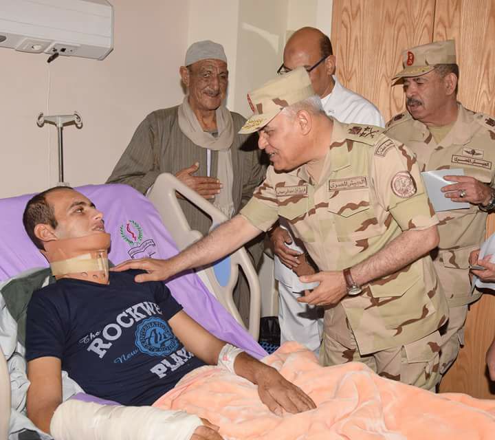 صدقى صبحى القائد العام للقوات المسلحة يزور مصابى العمليات الإرهابية