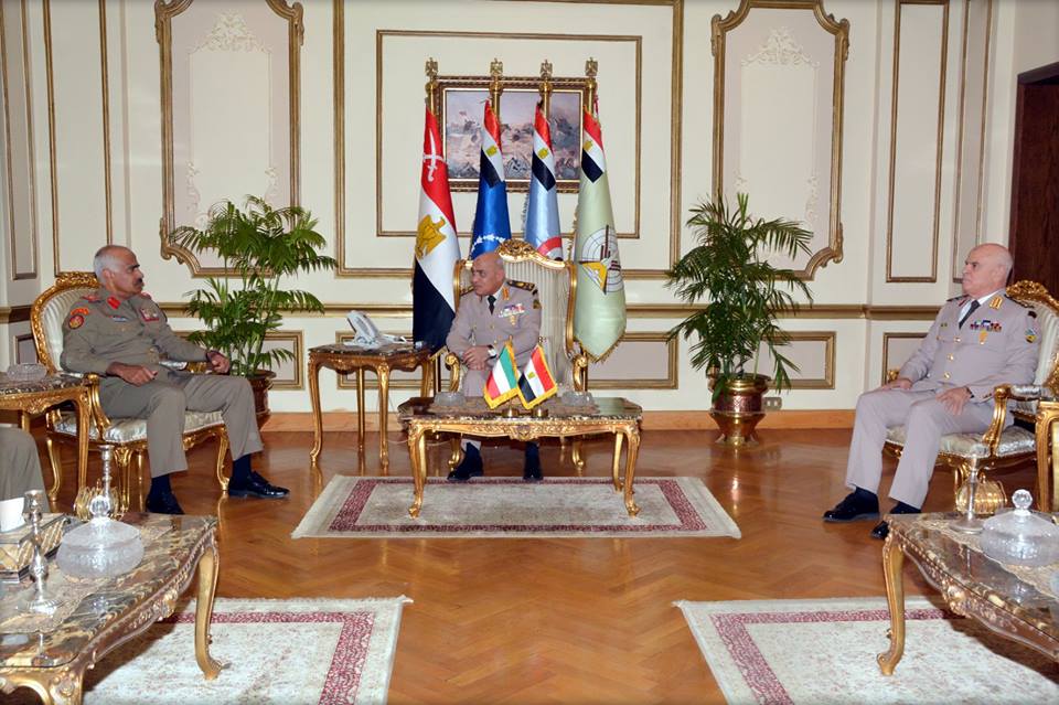 وزير الدفاع ورئيس أركان حرب القوات المسلحة يلتقيان رئيس الأركان العامة للجيش الكويتى