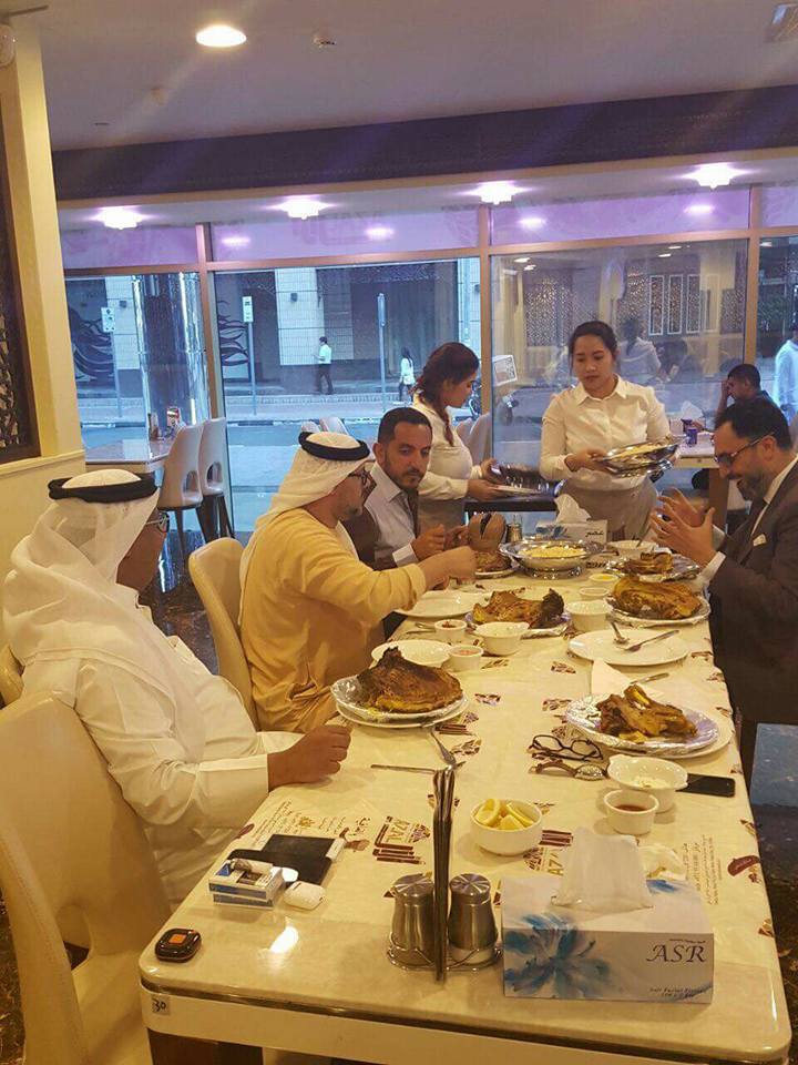 بالصور قابيل بغداء عمل مع الشيخ ناصر بن سلطان بالامارات
