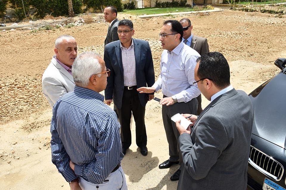 وزير الإسكان يقوم بجولة فى القاهرة الجديدة للاطمئنان على استعدادات مواجهة الأمطار