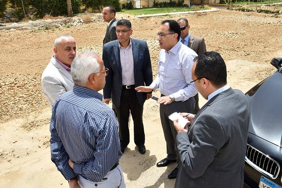 وزير الإسكان يتفقد أعمال تطوير الطرق القاهرة الجديدة