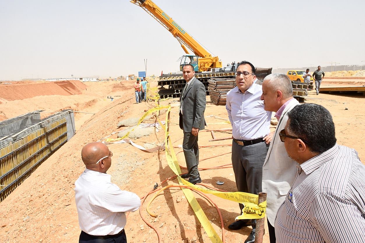 وزير الإسكان يتفقد أعمال توصيل المرافق بأحياء العاصمة الإدارية