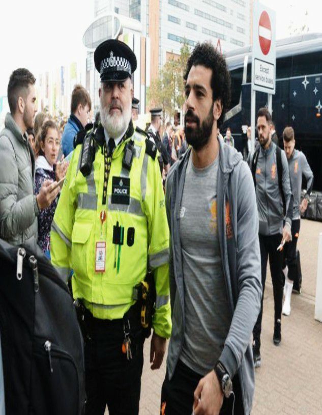 محمد صلاح في حراسة الشرطة الإيطالية قبل مواجهة روما