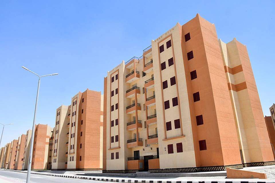 وزير الإسكان يتفقد وحدات الإسكان الإجتماعى التى يتم تنفيذها بمدينة 15 مايو