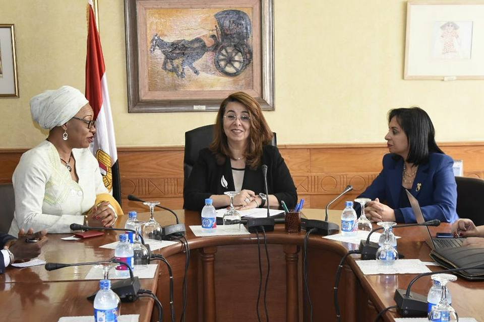 والى تستقبل وزیرة المرأة ببوركینا فاسو وتطلعھا على برامج الدعم النقدي وحمایة المرأة